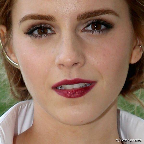 Os batons vibrantes j? se tornaram sua marca registrada, e para o evento The Royal Marsden Dinner Emma Watson optou por colorir os l?bios de vinho